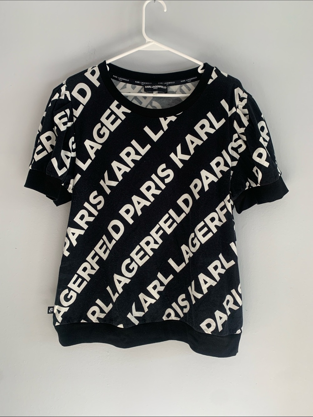 KARL LAGERFELD Black & White Diagonal Logo Short Sleeve Tee